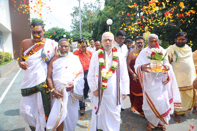 Sri Mulugu Ramalingeshwara Varaprasad Siddhanti was honoured with Jyotishyasastra Vignana Visharadha at Tummalapalli Kalakshetram, Vijayawada (35)
